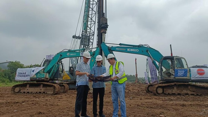 Head of Sinar Primera Group Kah Jin Hong (kiri), Director Sinar Primera Group Deddy Djaja Ria (tengah), dan Head of Project Line 2 Sinar Primera Marcus Linggo (kanan) meninjau lahan pembangunan kawasan pergudangan modern Sinar Primera Industrial Narogong (SPIN) usai seremoni groundbreaking di Bekasi (11/9).