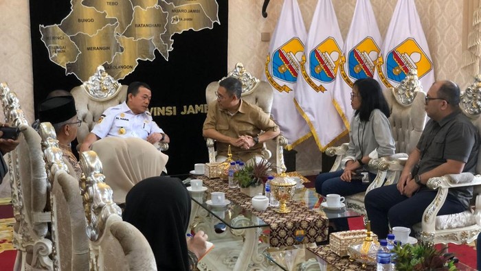 Gubernur Jambi Al Haris saat menerima audensi PT Hutama Karya.