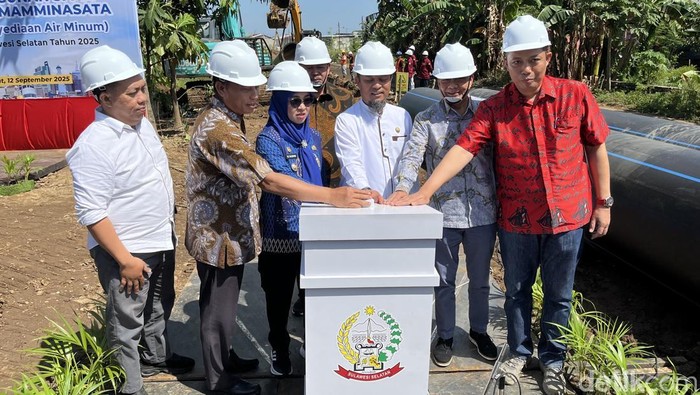 Gubernur Sulsel, Andi Sudirman Sulaiman melakukan ground breaking pembangunan JDU SPAM Mamminasata, di Kelurahan Bontoramba, Kecamatan Somba Opu, Kabupaten Gowa.