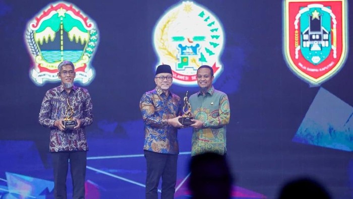 Gubernur Sulsel Andi Sudirman Sulaiman menerima penghargaan terkait Sulsel menjadi daerah peduli ketahanan pangan.
