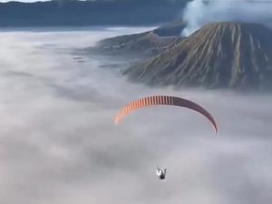 Kata Gubernur Khofifah Usai Viral Turis Korea Selatan Paralayang di Bromo
