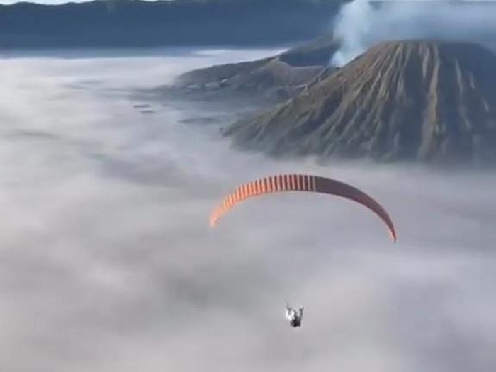 Penampakan wisatawan Gunung Bromo terbang dengan paralayang yang viral di media sosial