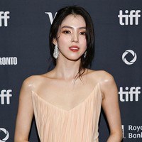 Aktris Korea Han So Hee tampak bersinar di red carpet Toronto International Film Festival 2025. Ia menghadiri undangan untuk pemutaran perdana film terbarunya Project Y. Foto: Getty Images