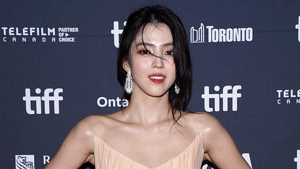 7 Gaya Memukau Han So Hee di Red Carpet TIFF 2025 untuk Premiere Project Y