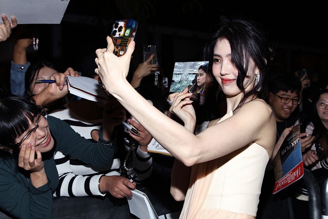 Setelah sesi foto di red carpet, Han So Hee tak lupa menghampiri penggemarnya yang datang untuk memberikan dukungan, membagikan tanda tangan dan berswafoto bersama. Foto: Getty Images
