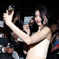 Setelah sesi foto di red carpet, Han So Hee tak lupa menghampiri penggemarnya yang datang untuk memberikan dukungan, membagikan tanda tangan dan berswafoto bersama. Foto: Getty Images