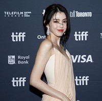 Untuk melengkapi penampilannya, Han So Hee memakai anting dan cincin Boucheron, merek perhiasan Prancis yang mendapuknya sebagai global ambassador Korea pertama sejak 2023. Foto: Getty Images