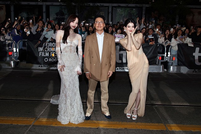 Project Y menceritakan kisah dua pekerja hiburan dewasa yang nekat mencuri emas batangan senilai 8 miliar won untuk mengubah hidup mereka. Acara premiere itu turut dihadiri lawan main Han So Hee, Jeon Jong Seo dan sutradara film Project Y, Hwan Lee. Foto: Getty Images