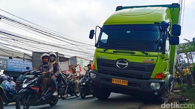 Hati-hati, Ada Truk Jeblos di Pamulang Tangsel
