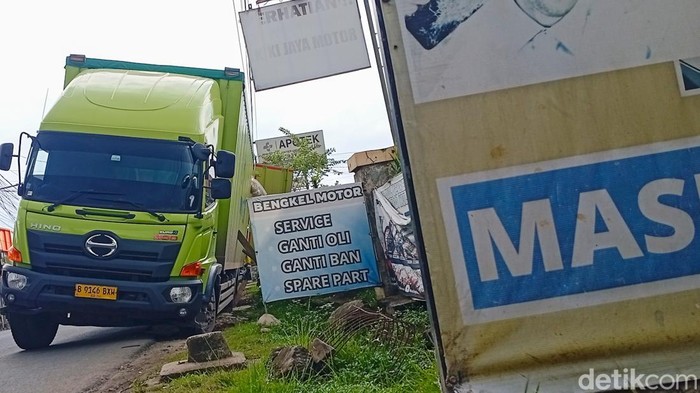 Sebuah truk terperosok ke selokan di Jalan Dr Setiabudi, Pamulang, Tangsel. Lalin sempat tersendat.