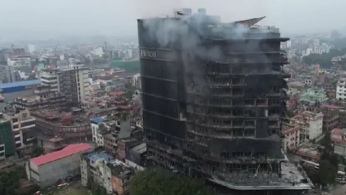 Para demonstran membakar Hotel Hilton di Kathmandu, Nepal.