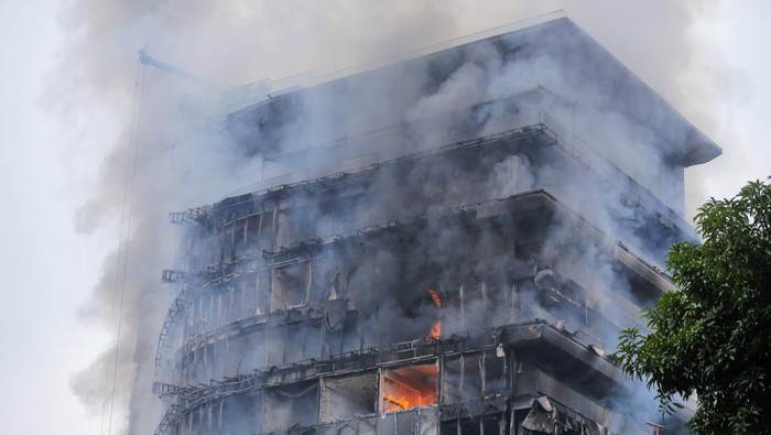 Hotel Hilton Nepal Terbakar Smoke billows from the Hilton Hotel in Kathmandu, Nepal, on September 9, 2025, as it is set ablaze following the violent protest on September 8, 2025. (Photo by Subaas Shrestha/NurPhoto via Getty Images)