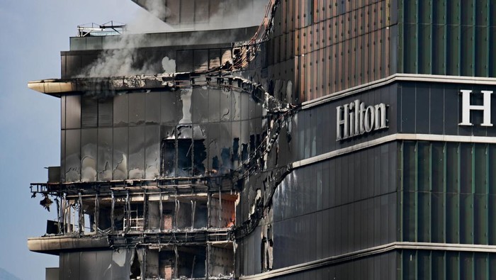 Hotel Hilton Nepal Terbakar Smoke rises from the burning Hilton Hotel in Kathmandu, Nepal, on September 10, 2025, a day after protesters set it ablaze. The Gen Z-led protests, which also torch the parliament on September 9, force the resignation of Prime Minister K.P. Sharma Oli. At least 19 people die during the rallies, marking one of the deadliest crackdowns in recent years and intensifying public anger. (Photo by Safal Prakash Shrestha/NurPhoto via Getty Images)