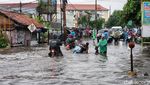 Jalan Pondok Aren Raya Terendam Banjir Setinggi 60 Sentimeter