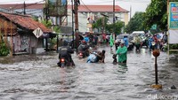 Hingga pukul 17.30 WIB, air belum juga surut. 