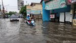Jalan Pondok Aren Raya Terendam Banjir Setinggi 60 Sentimeter