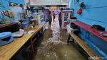 Jalan Pondok Aren Raya Terendam Banjir Setinggi 60 Sentimeter