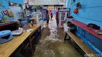 Genangan terjadi tidak jauh dari Pasar Ceger Jurangmangu. 