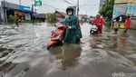 Jalan Pondok Aren Raya Terendam Banjir Setinggi 60 Sentimeter