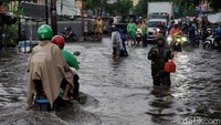 Hujan deras membuat aliran air menuju anak Sungai Ceger tergenang sekitar 60 sentimeter dengan panjang 50 meter. 