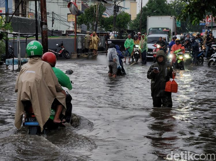 Jalan Pondok Aren Raya Terendam Banjir Setinggi 60 Sentimeter