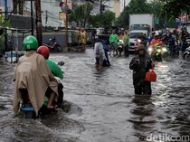 Jalan Pondok Aren Raya Terendam Banjir Setinggi 60 Sentimeter