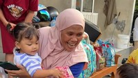 Potret anak Jennifer ikut memberikan bantuan ke korban banjir. Foto: dok instagram Jennifer Bachdim.