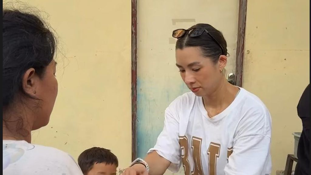 Bisa Ditiru! Jennifer Bachdim Libatkan Anak Beri Bantuan ke Korban Banjir Bali