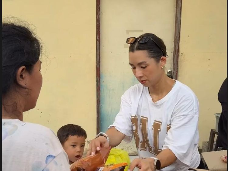 Bisa Ditiru! Jennifer Bachdim Libatkan Anak Beri Bantuan ke Korban Banjir Bali