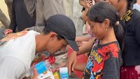 Jennifer Bacdhim dan suaminya, Irfan, memberikan bantuan kepada korban banjir di Bali. Foto: dok instagram Jennifer Bachdim.