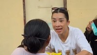 Bantuan yang diberikan berupa mi instan, sampo, sabun, makanan ringan sampai cemilan. Foto: dok instagram Jennifer Bachdim.
