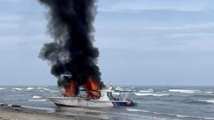 Kapal Patroli Kementerian Kelauan dan Perikanan Dibakar Nelayan Muara Air Haji, Kabupaten Pesisir Selatan (Istimewa)
