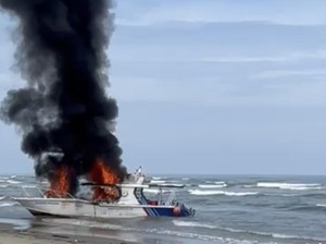 Kapal Patroli KKP Dibakar Nelayan di Pesisir Selatan
