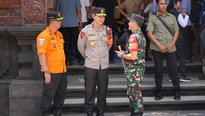 Kapolda Bali, Irjen Daniel Adityajaya, saat mendampingi Wapres Gibran Rakabuming Raka meninjau sejumlah titik terdampak banjir di Kota Denpasar, Jumat (12/9/2025). (Foto: Dok. Polda Bali)