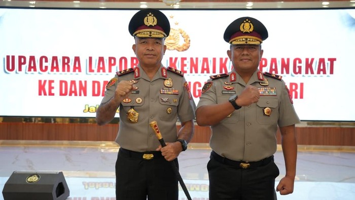 Kapolda dan Wakapolda Banten menerima kenaikan pangkat satu tingkat lebih tinggi (Dok polisi).