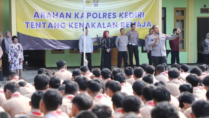 Kapolres Kediri AKBP Bramastyo Priaji berikan sosialisasi ke pelajar