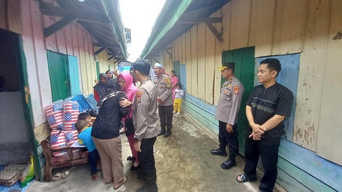 Kapolres Palopo AKBP Dedi Surya Dharma beserta jajaran mendatangi kediaman warga miskin ekstrem di Palopo untuk memberi santunan.