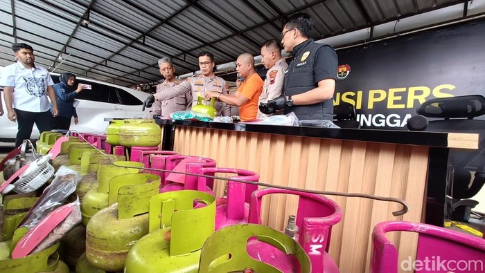 Kapolres Purbalingga AKBP Achmad Akbar menginterogasi tersangka pengoplos gas elpiji subsidi saat ungkap kasus di Mapolres Purbalingga, Jumat (12/9/2025).