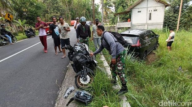 TKP kecelakaan Xpander dan motor di Jalan Pengasih-Nanggulan, Kulon Progo, Jumat (12/9/2025).