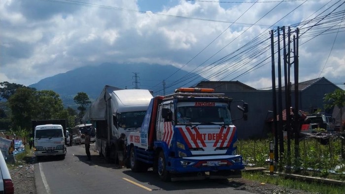 Proses evakuasi bangkai truk galon yang terguling di Kledung, Temanggung, Jumat (12/9/2025).