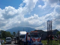 Truk Galon Terguling Sempat Bikin Putus Jalur Wonosobo-Temanggung Dievakuasi