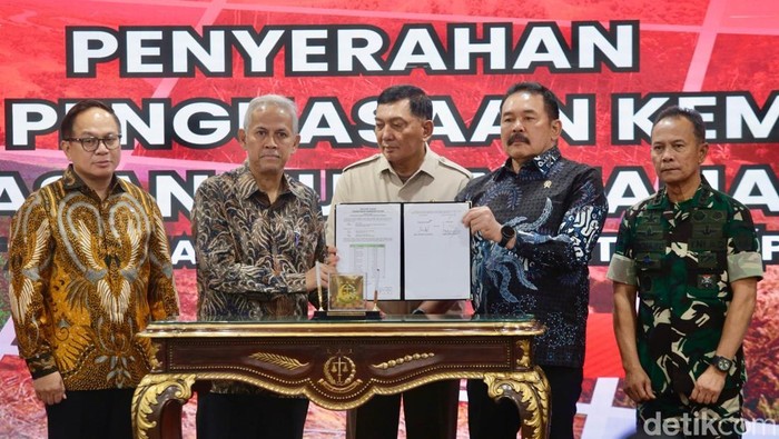 Kejagung Serahkan 674 Ribu Ha Lahan Sawit Sitaan ke PT Agrinas Palma Nusantara Kejaksaan Agung melakukan penyerahan lahan hasil sitaan kepada PT Agrinas Palma Nusantara Tbk yang berlangsung di Gedung Utama Kejaksaan Agung RI, Jakarta, Jumat (12/9/2025). Satuan Tugas Penertiban Kawasan Hutan (Satgas)PKH Kejaksaan Agung pada tahap ke empat ini menyerahkan sebanyak 674.000 hektar lahan sawit kepada PT Agrinas Palma Nusantara Tbk, Terdiri dari 245 perusahaan atau korporasi yang tersebar di 15 provinsi.