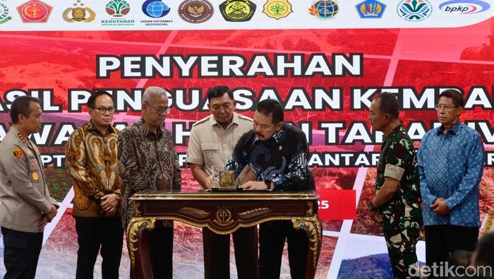 Kejagung Serahkan 674 Ribu Ha Lahan Sawit Sitaan ke PT Agrinas Palma Nusantara Kejaksaan Agung melakukan penyerahan lahan hasil sitaan kepada PT Agrinas Palma Nusantara Tbk yang berlangsung di Gedung Utama Kejaksaan Agung RI, Jakarta, Jumat (12/9/2025). Satuan Tugas Penertiban Kawasan Hutan (Satgas)PKH Kejaksaan Agung pada tahap ke empat ini menyerahkan sebanyak 674.000 hektar lahan sawit kepada PT Agrinas Palma Nusantara Tbk, Terdiri dari 245 perusahaan atau korporasi yang tersebar di 15 provinsi.