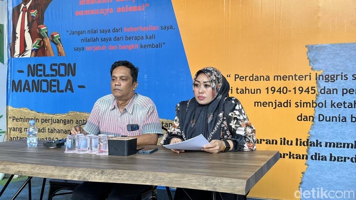 Keluarga selebgram Makassar inisial NR saat menggelar konferensi pers.
