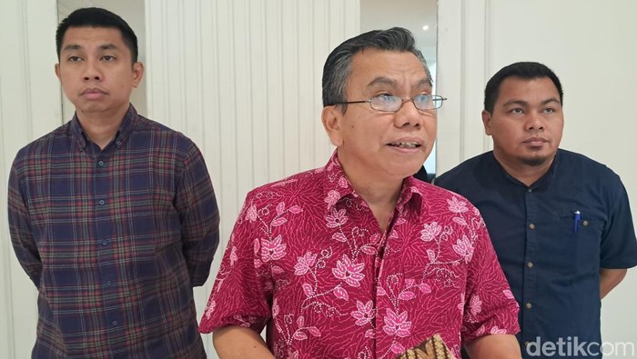 Ketua Pansel BUMD Pemkot Makassar Zainal Ibrahim didampingi Kabag Ekonomi Pembangunan Setda Makassar M Amri (kiri) dan Kabag Hukum Setda Makassar M Izhar Kurniawan.