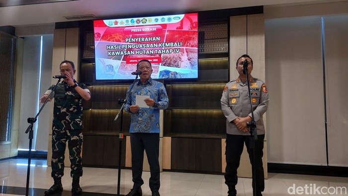 Ketua Pelaksana Satgas PKH Febrie Adriansyah (Tengah) (Ondang/detikcom).