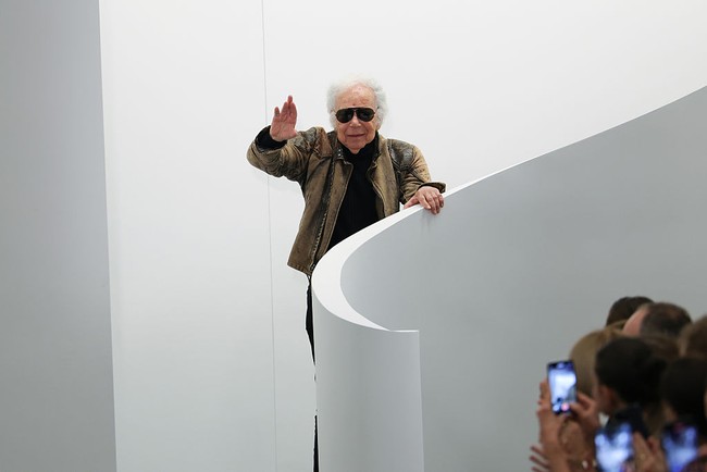 Di akhir peragaan, Ralph Lauren yang kini berusia 85 tahun disambut tepuk tangan oleh para tamu, termasuk ratu talkshow Oprah Winfrey. Karya beliau adalah standar bagi saya ketika tumbuh dewasa. Bukan hanya dalam hal berpakaian, tetapi juga dalam kehidupan rumah tangga dan dalam memahami apa artinya dikelilingi oleh keindahan, keunggulan, bentuk, dan struktur, serta menghargai segala sesuatu dalam hidup Anda sendiri, kata Oprah seperti dikutip Associated Press. (Foto: Dia Dipasupil/Getty Images)