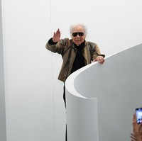 Di akhir peragaan, Ralph Lauren yang kini berusia 85 tahun disambut tepuk tangan oleh para tamu, termasuk ratu talkshow Oprah Winfrey. Karya beliau adalah standar bagi saya ketika tumbuh dewasa. Bukan hanya dalam hal berpakaian, tetapi juga dalam kehidupan rumah tangga dan dalam memahami apa artinya dikelilingi oleh keindahan, keunggulan, bentuk, dan struktur, serta menghargai segala sesuatu dalam hidup Anda sendiri, kata Oprah seperti dikutip Associated Press. (Foto: Dia Dipasupil/Getty Images)