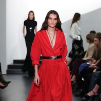 Hadir pilihan shirt dress bersiluet maksi. Untuk aksesori, banyak tampilan dipermanis dengan liontin perak besar. (Foto: Dia Dipasupil/Getty Images)