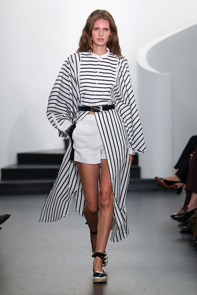 Ada pula beberapa gaun merah menyala, satu bergaya kasual dengan tali spaghetti, dan satu lagi berupa gaun tanpa tali berbahan sutra mewah yang menjadi penutup peragaan. (Foto: Dia Dipasupil/Getty Images)